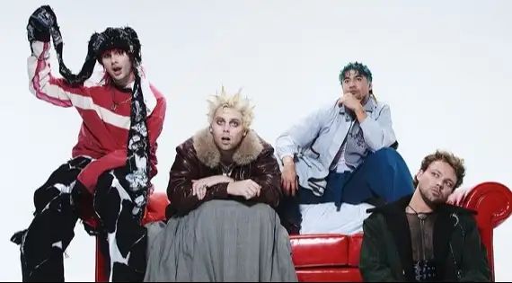 Escute a nova música, "Telephone Busy", com letra e tradução!