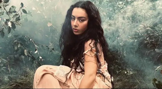 Escute a nova música, "Chains Of Love", com letra e tradução!