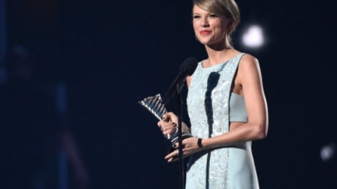 Taylor Swift recebe homenagem no "ACM Awards"
