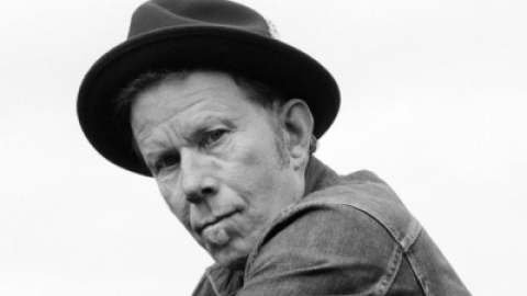 F&atilde;s de Tom Waits notam semelhan&ccedil;a entre "Hello" de Adele e "Martha" lan&ccedil;ada pelo cantor em 1973