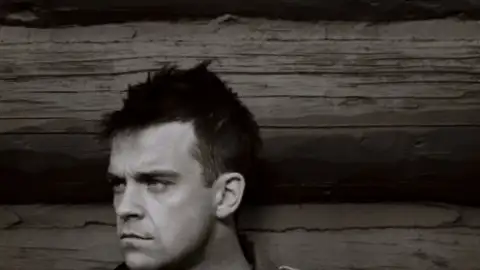 Robbie Williams chega pela 12ª vez ao topo da parada britânica de álbuns
