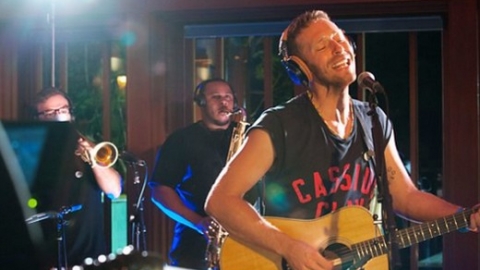 Veja Chris Martin apresentado versão acústica de "Hymn For The Weekend" do Coldplay