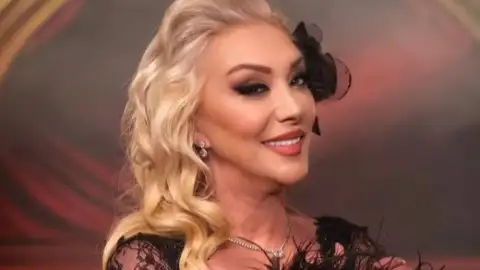 Cantora turca Gül Tut morre após cair de sexto andar de prédio