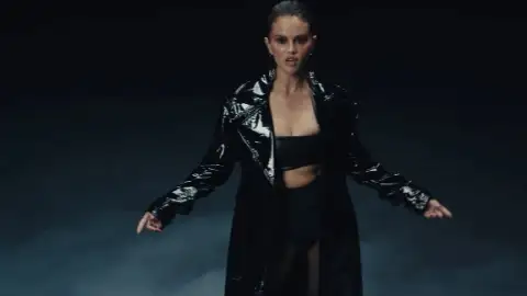 Selena Gomez lança "In The Dark". Veja o clipe com letra e tradução!