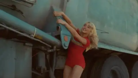 Sabrina Carpenter revela queda em cacto durante gravação do clipe "Manchild": "Comecei a chorar"