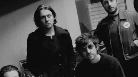 Arctic Monkeys está de volta com a inédita, "Opening Night". Escute com letra e tradução!