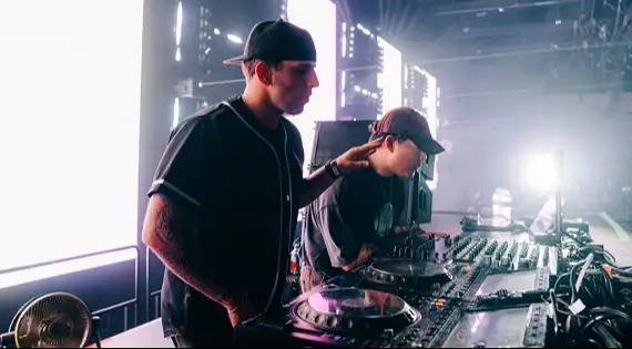 Escute a nova música, "Feel Alive (with Bastille & Dabin)", com letra e tradução!